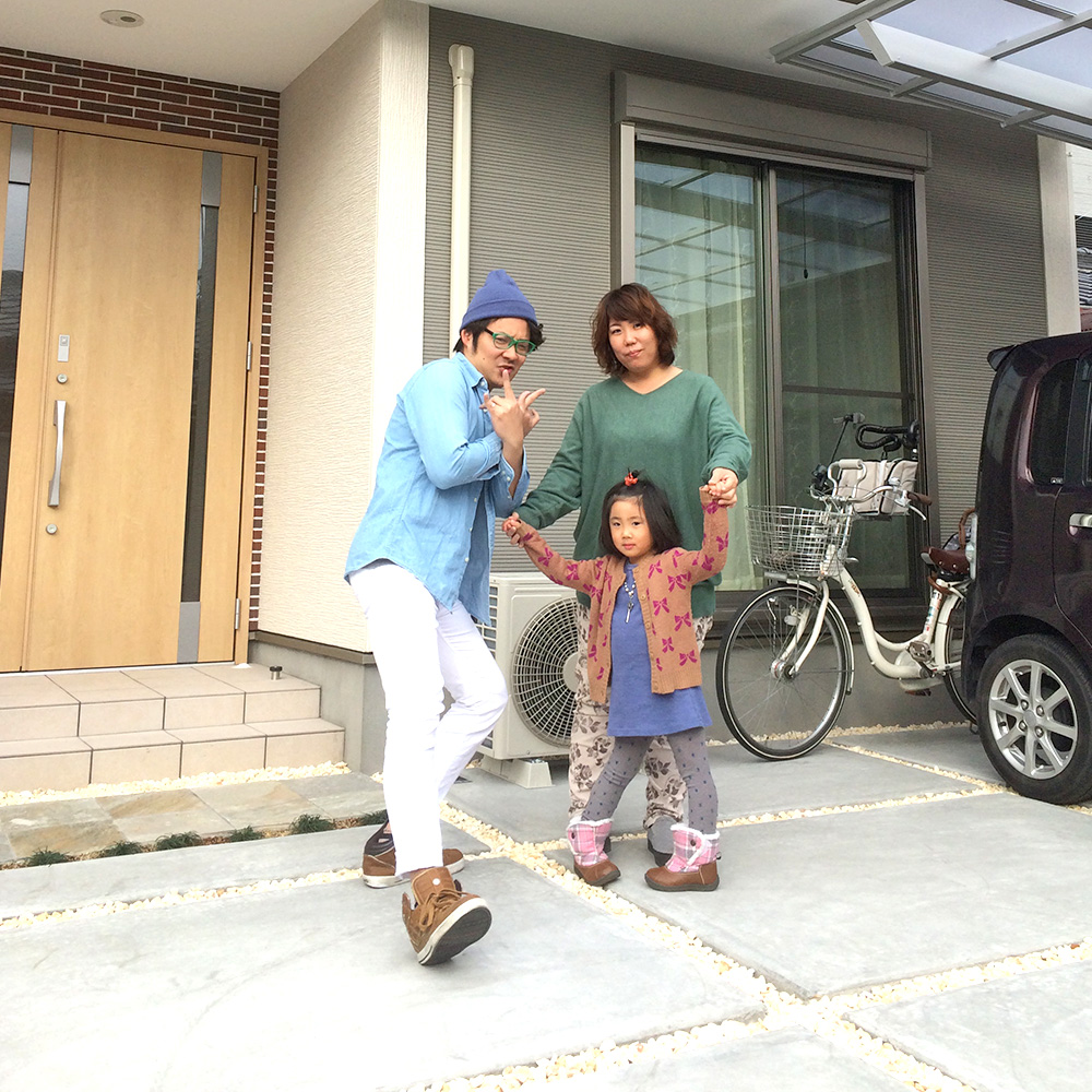 玄関前でポーズを決めていただきました！最速即決でご購入のお客様。