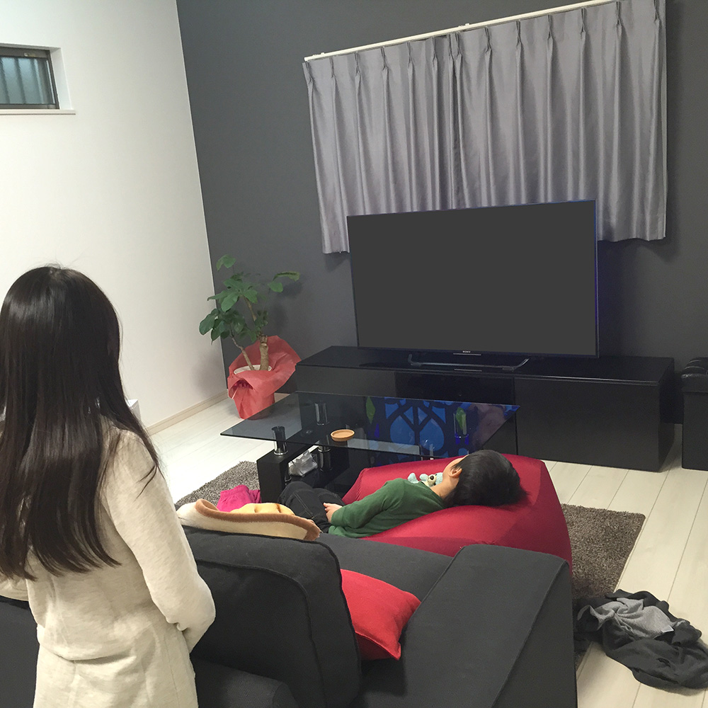 リビングのアクセントクロス!一面だけシックな色にすることにより落ち着いた雰囲気に