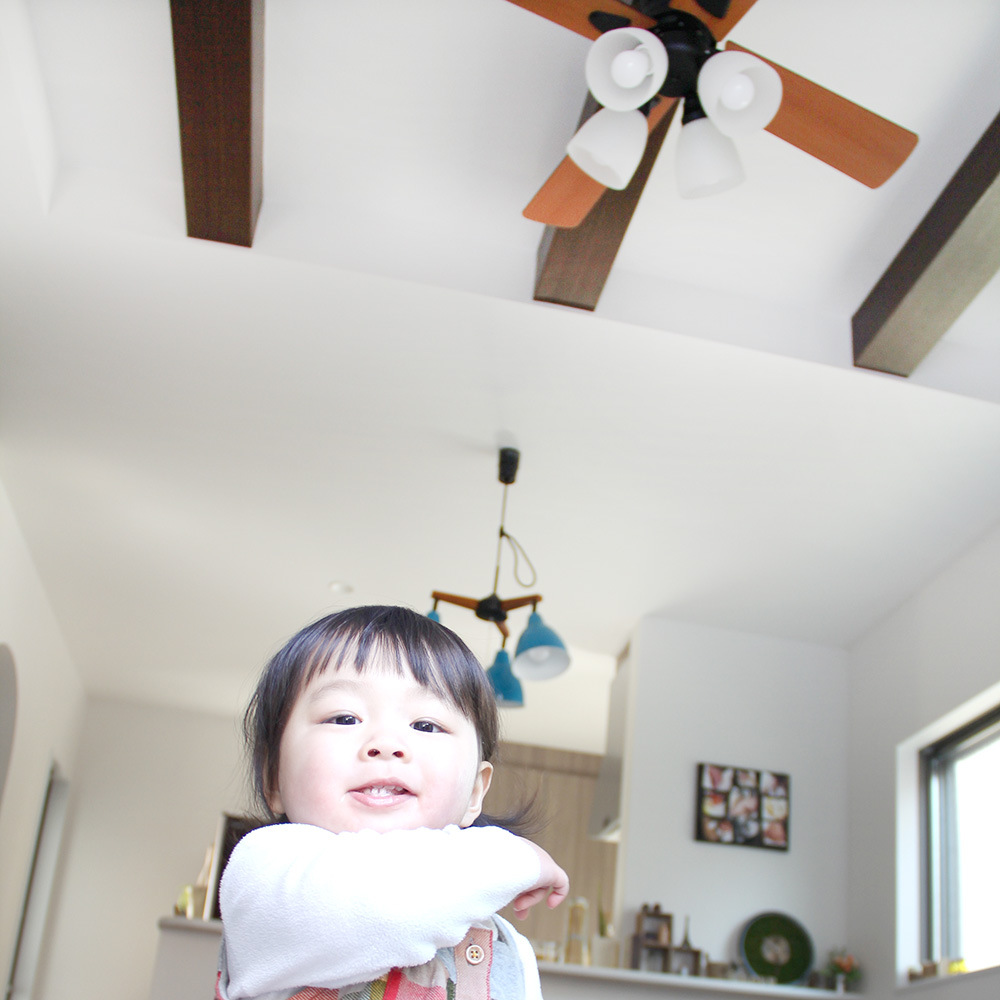 可愛い娘さんも自慢のリビングの見せ梁＆シーリングファン！