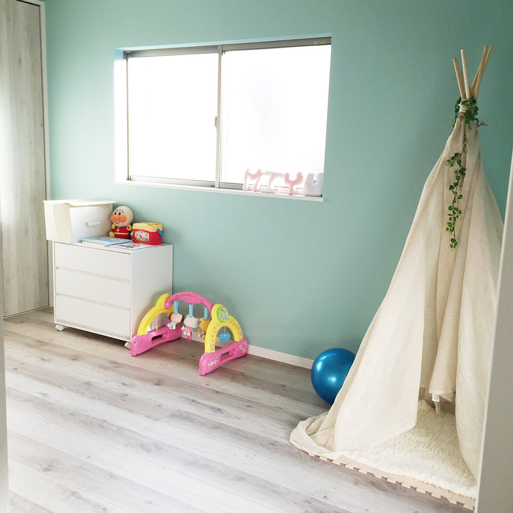 爽やかな淡いブルーの壁紙でとってもかわいい子ども部屋！