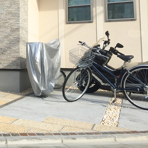 車もバイクも自転車も!たくさん停められるスペースを確保!