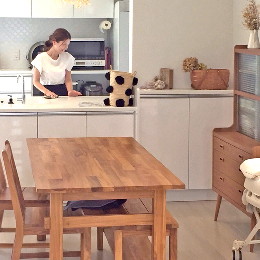 木のぬくもりを感じる家具と白色で統一された広いリビング