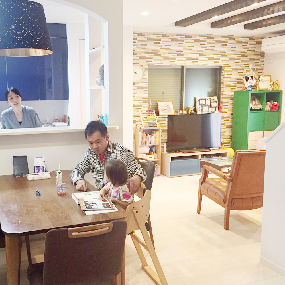 明るい1Fスペースで家族だんらん。こだわりの家を作れました！