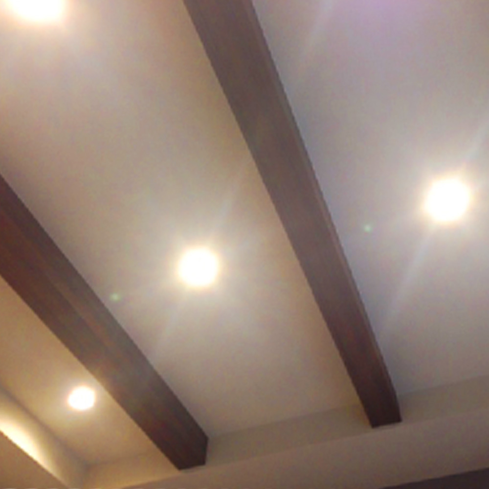 リビングの天井の飾り梁がおしゃれ！営業担当もお気に入り！