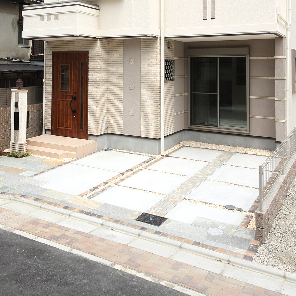 駐車場2台分と自転車置き場が十分にあります。