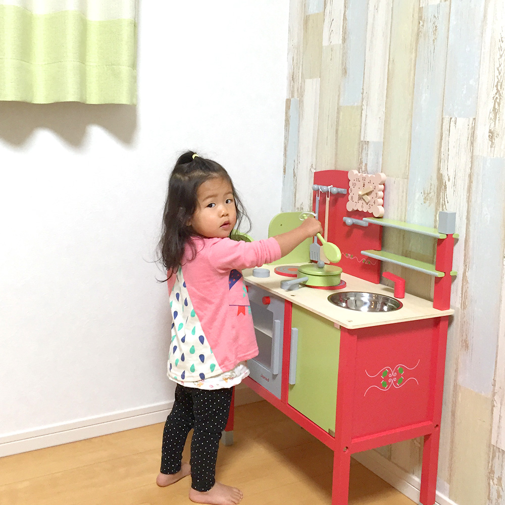 クロスの柄とキッズキッチンがマッチ!