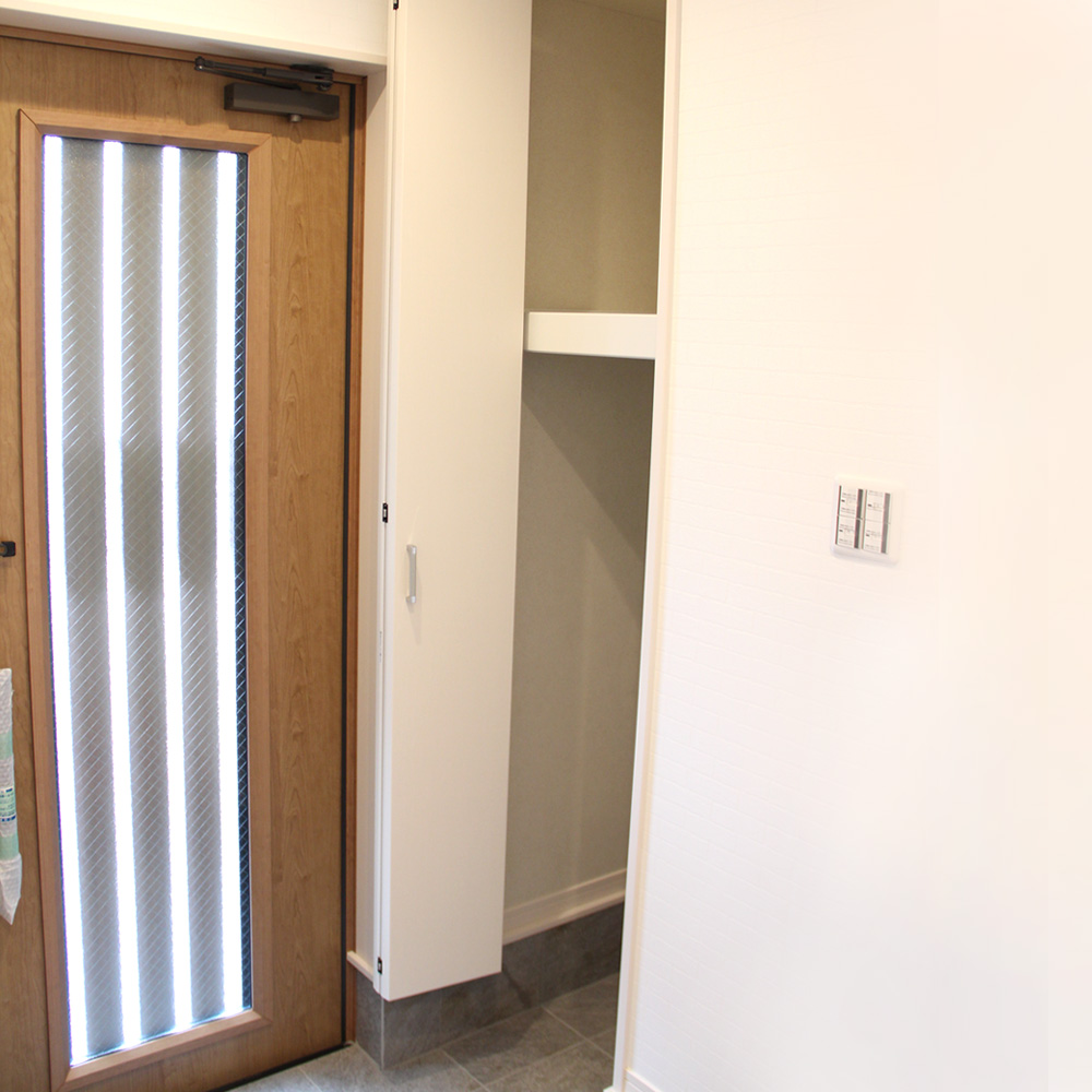 土間収納はスペースたっぷり！ベビーカーもすっぽり入ります。